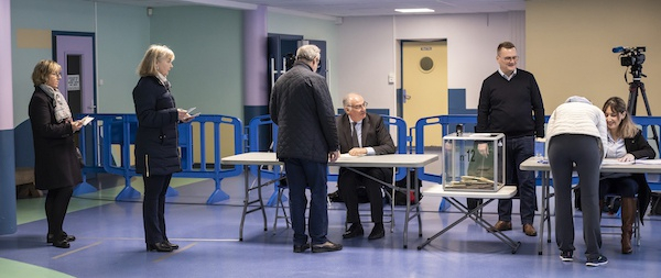 2020年3月15日，法国里尔一处投票站，选民参与投票。 新华社 图