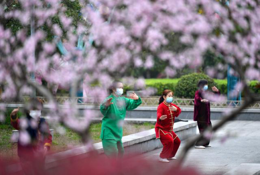 湖北恩施：广场公园等场所有序开放。新华社发（宋文 摄）