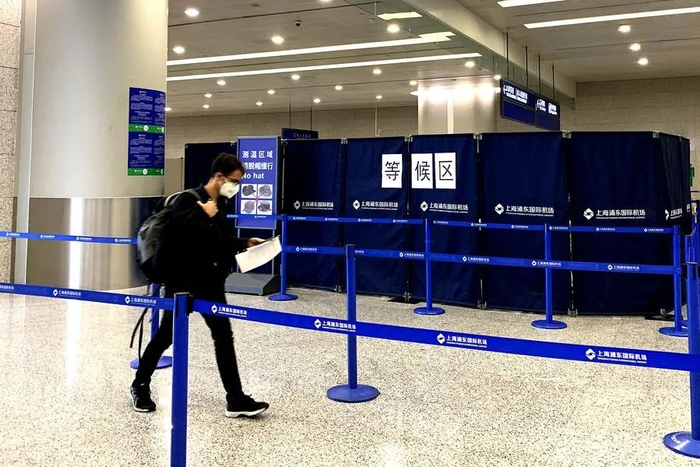 归国的中国留学生。  图片来源：央视新闻