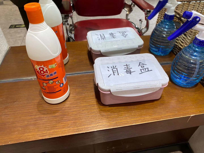 店内设有专门的消毒品区域，顾客测温进门后，要进行手部消毒。新京报记者 陈琳 摄