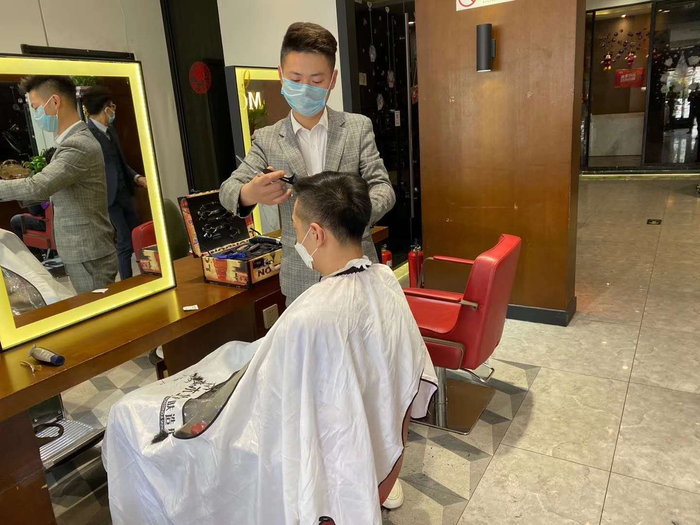 目前开业的理发店只能提供洗剪吹服务，烫染设备都不允许摆在店内。新京报记者 陈琳 摄