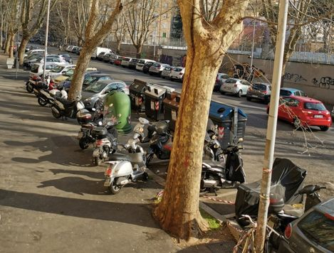 陈谦家楼下空无一人的街道。受访者供图