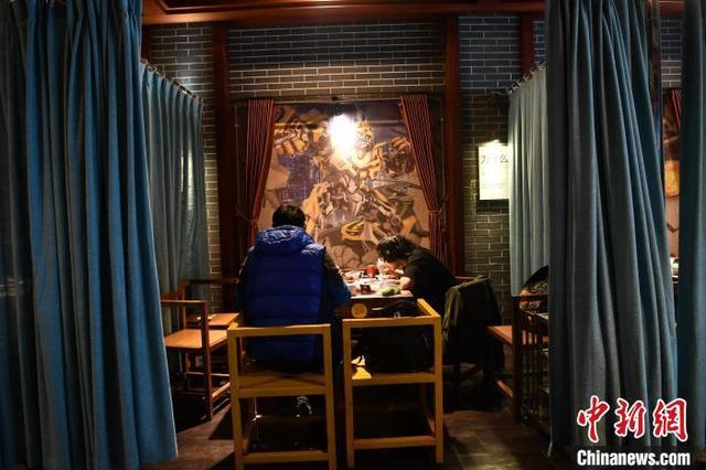 成都现“隔离火锅”布帘包围每一张餐桌保障就餐安全