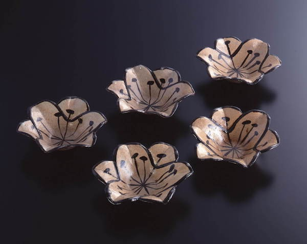 尾形乾山，《绣绘百合形向付》，江户时代（18世纪），美秀美术馆藏