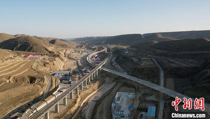 高铁高速犹如两条巨龙穿越环江。　李文 摄