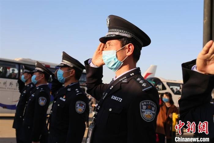 现场警务人员向回家的英雄敬礼致敬。　姚焕鑫 摄
