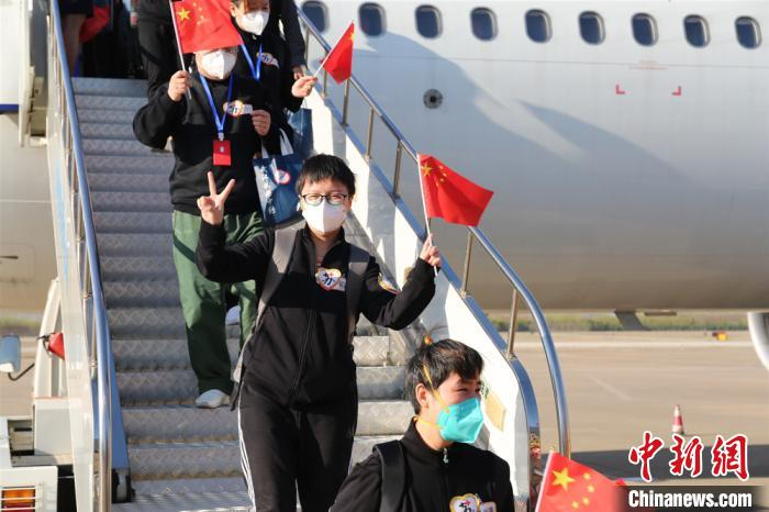 医护人员挥舞国旗祝贺凯旋。　姚焕鑫 摄