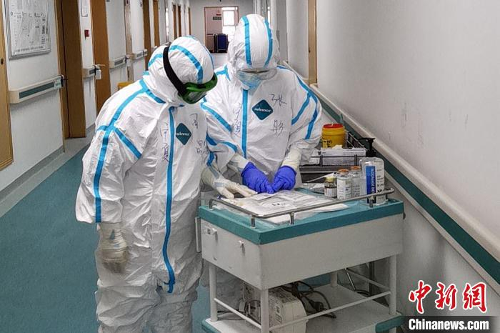 张彤和同事穿着厚厚的防护服奔波在工作岗位上。受访者供图