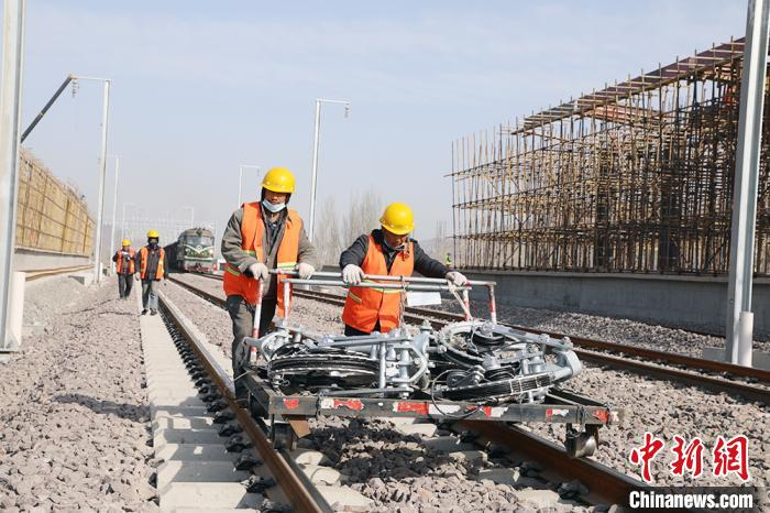 银西高铁曲子站工人正在校轨。　李文 摄