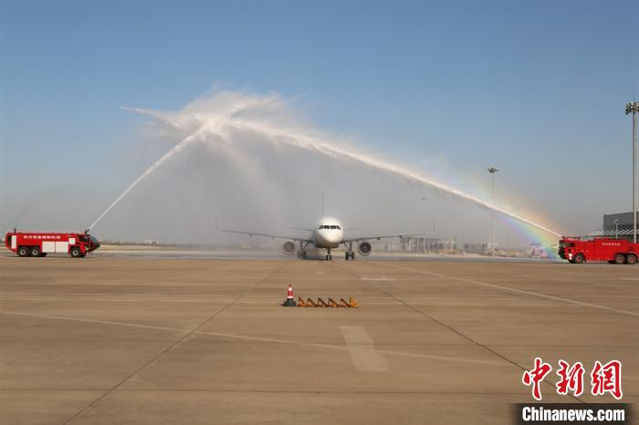     观音机场以“水门礼”最高礼遇欢迎英雄回家。　姚焕鑫　摄