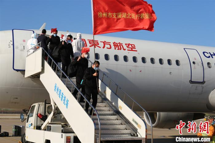 医疗队员走出机舱。　姚焕鑫 摄