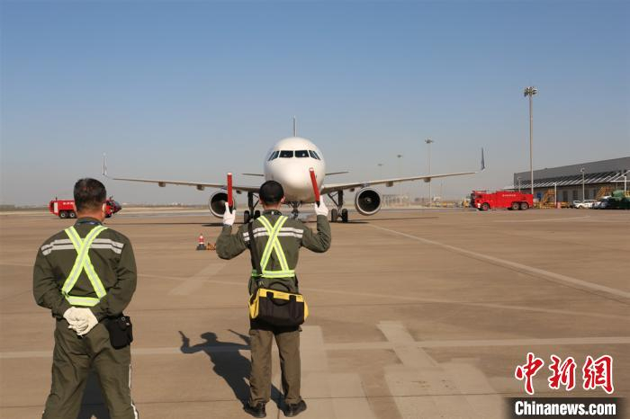满载161名医护人员的飞机缓缓降落徐州观音机场。　姚焕鑫 摄