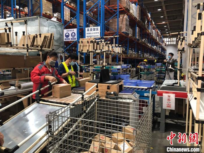     越海供应链公司工作人员检验物品。　朱族英　摄