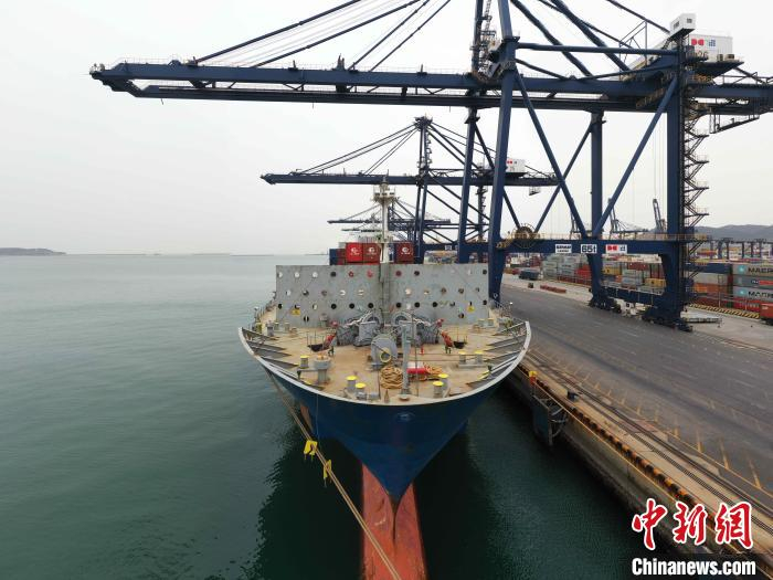 图为“克丽缇娜”轮抵靠大连港集装箱码头14号泊位。　赵光辉 摄