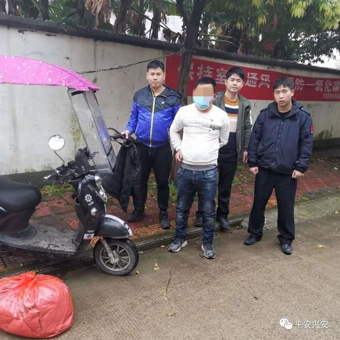 【围观】桂林一小伙为表爱意，送女友一辆电动车，结果挨抓了！