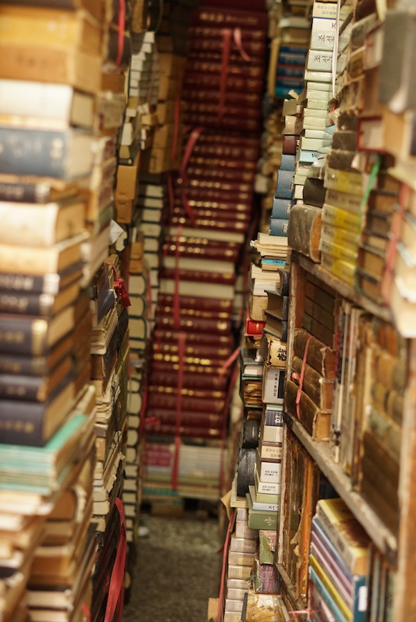 大宇书店仅容一人侧身而入的通道