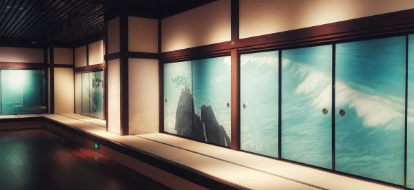 正在上海博物馆展出的“沧海之虹：唐招提寺鉴真文物与东山魁夷隔扇画展”展览现场
