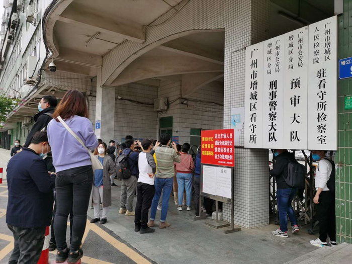  3月7日申军良与儿子认亲，增城警方门口围聚了许多记者。澎湃新闻记者 朱远祥 图
