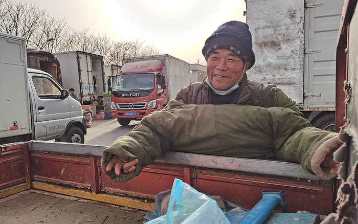 菜卖完了，侯春风脸上有了笑容。新京报记者 王颖 摄