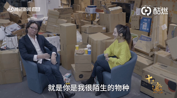 在仓库对谈的二人。