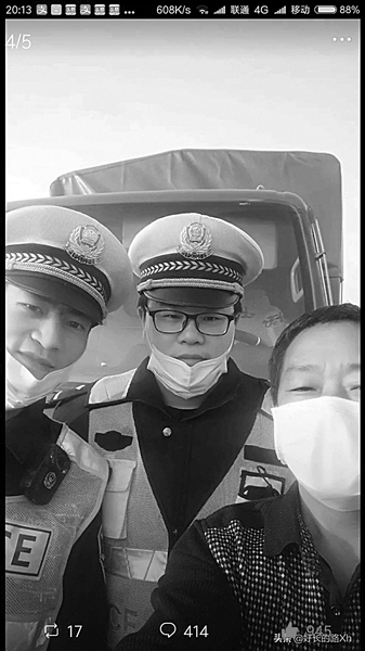 　　▲肖红兵与救助自己的两位高速交警合影。