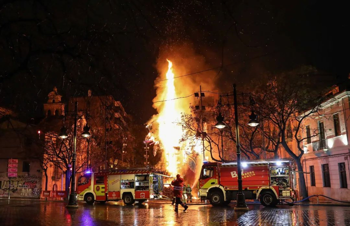 ▲3月16日，在西班牙巴伦西亚，消防员在法雅节人偶燃烧完毕后灭火。新华社/欧新