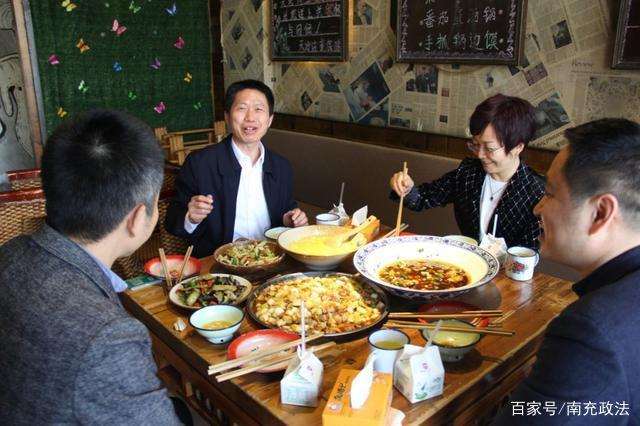  四川省南充市委常委、宣传部部长王忠臣，市政府副市长欧阳梅一行人来到顺庆区玉带中路“兔博士”就餐，点了店里的招牌菜。图源：“南充政法”