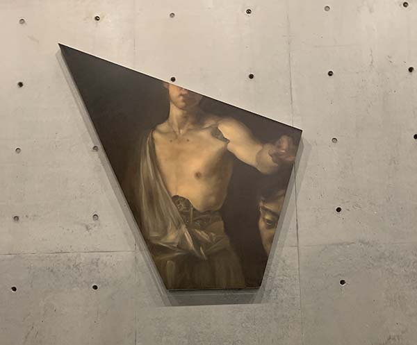 展览现场的庞茂琨作品《副本No.6》（源自卡拉瓦乔《大卫手提歌利亚的头》）