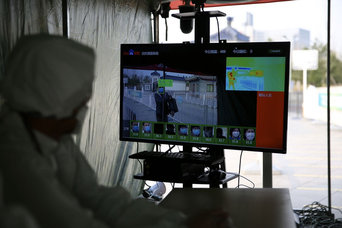 八宝山革命公墓入口处的自动体温检测仪器实时监测入园人员的体温。新京报记者 郑新洽 摄&nbsp;