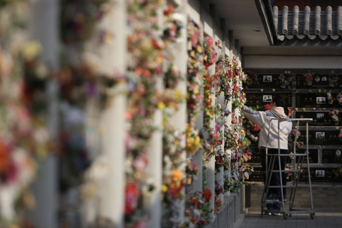 家属戴着口罩前来八宝山革命公墓祭扫。新京报记者 郑新洽 摄