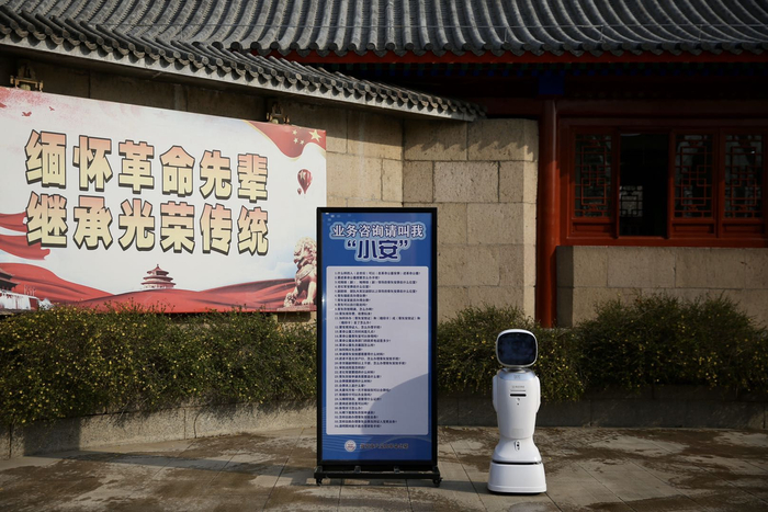 八宝山革命公墓骨灰堂增设了人工智能机器人，为前来扫墓的人进行指引。新京报记者 郑新洽 摄