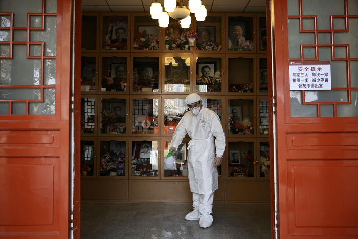 八宝山革命公墓骨灰堂，工作人员进行消杀。新京报记者 郑新洽 摄