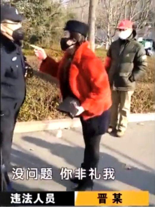 奔驰女闯卡告民警非礼!有钱了不起???