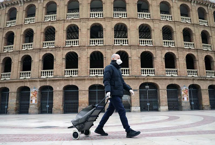 ▲3月20日，一名戴口罩的民众走过巴伦西亚市一家关闭的超市门前。新华社/欧新