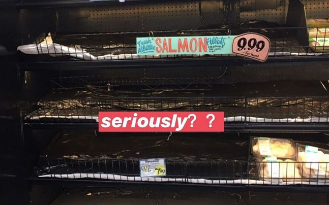 超市货架被扫空。受访者供图