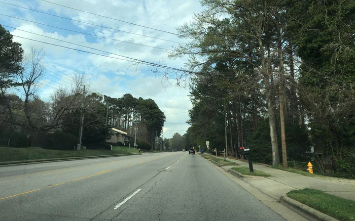 因疫情进入紧急状态，北卡罗来纳州州府罗利市街道人烟稀少。受访者供图