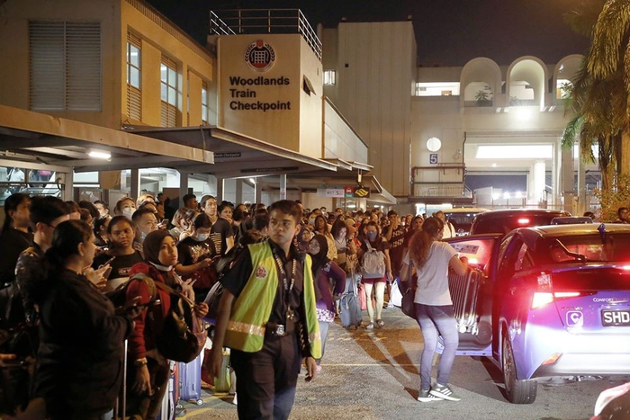  新加坡兀兰火车关卡外人潮拥堵