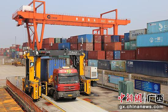 　　图为贵港口岸启用H986系统对进口货物进行检查。王缉琨 摄