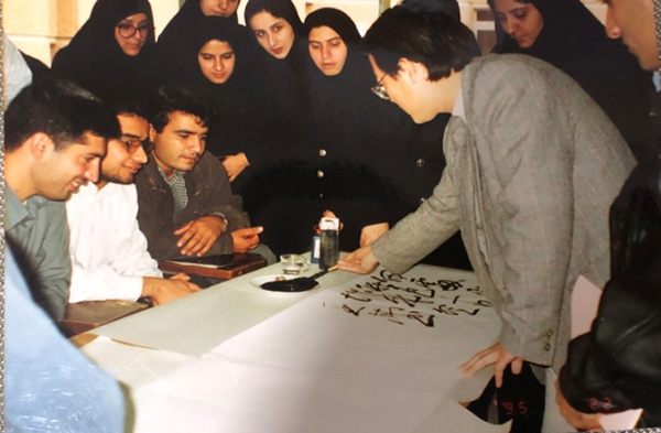 傅书中在德黑兰大学美术学院教学中国书法。