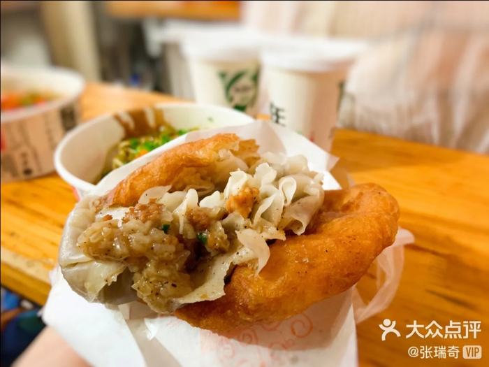 网友拍摄的油饼包烧麦。  图片来自网络