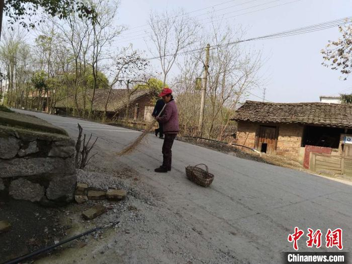     贫困户在保洁公益性岗位上工作。祁阳县供图