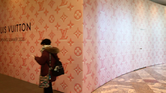 记者观察：纽约下城LV旗舰店“夏日再会”，疫情之下奢侈品市场寒冬已至