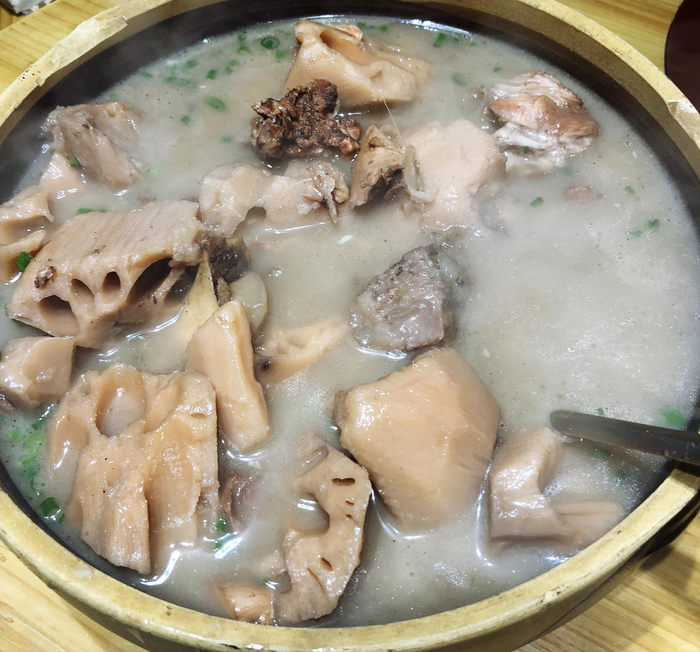 武汉饭馆卖的藕汤。  “表姐”供图