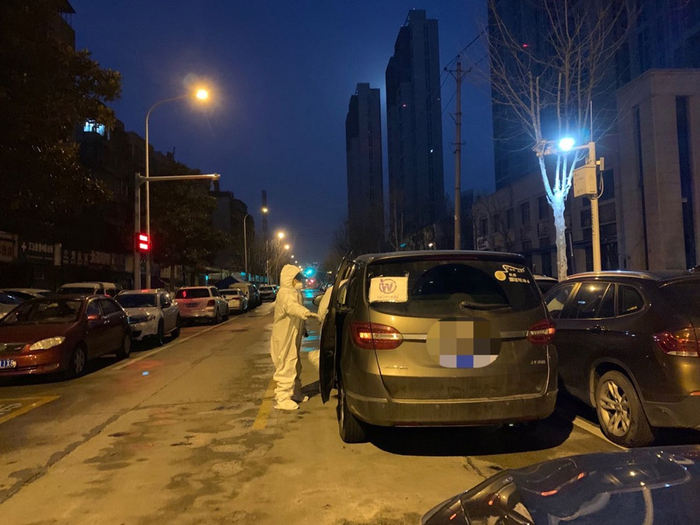 凌晨5时许，李文建准备出车接孕妇。&nbsp; 澎湃新闻记者 廖艳&nbsp; 图&nbsp;