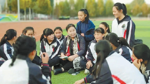 　　窦延丽代表和学生们在一起谈心。资料图片