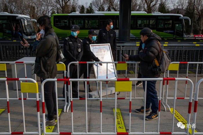 △&nbsp;游客在集散区按一米间隔排队，扫码核对健康码。摄影/新京报记者李凯祥