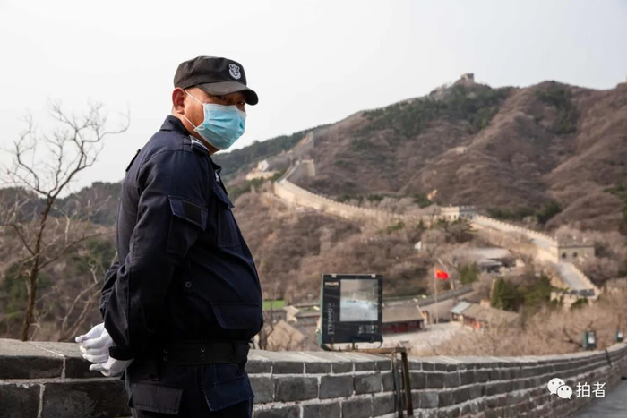 △&nbsp;长城上的安保人员时刻提醒游客戴好口罩。摄影/新京报记者李凯祥