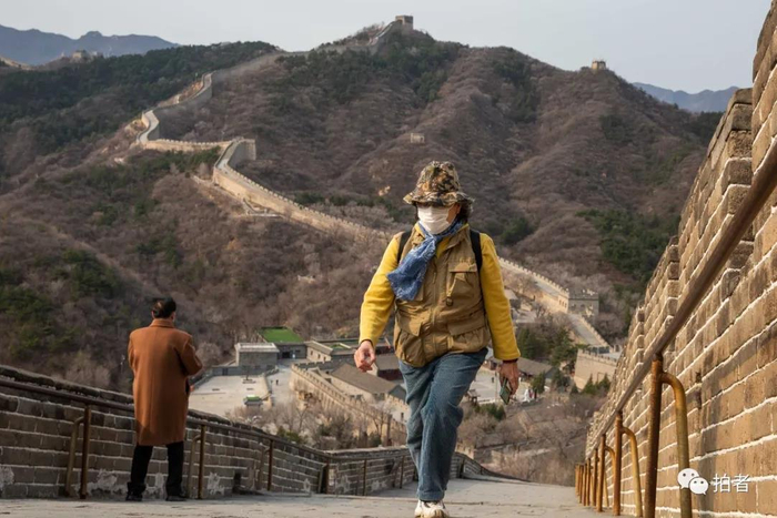 △&nbsp;游客佩戴口罩爬北侧长城。摄影/新京报记者李凯祥
