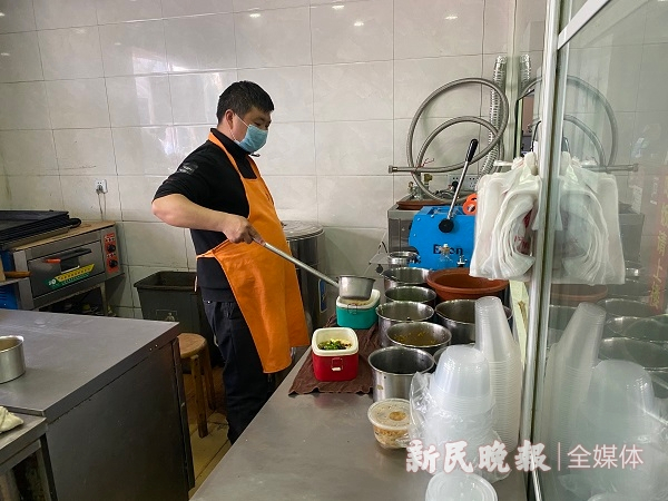 图说：老马盛豆腐花  钱文婷 摄