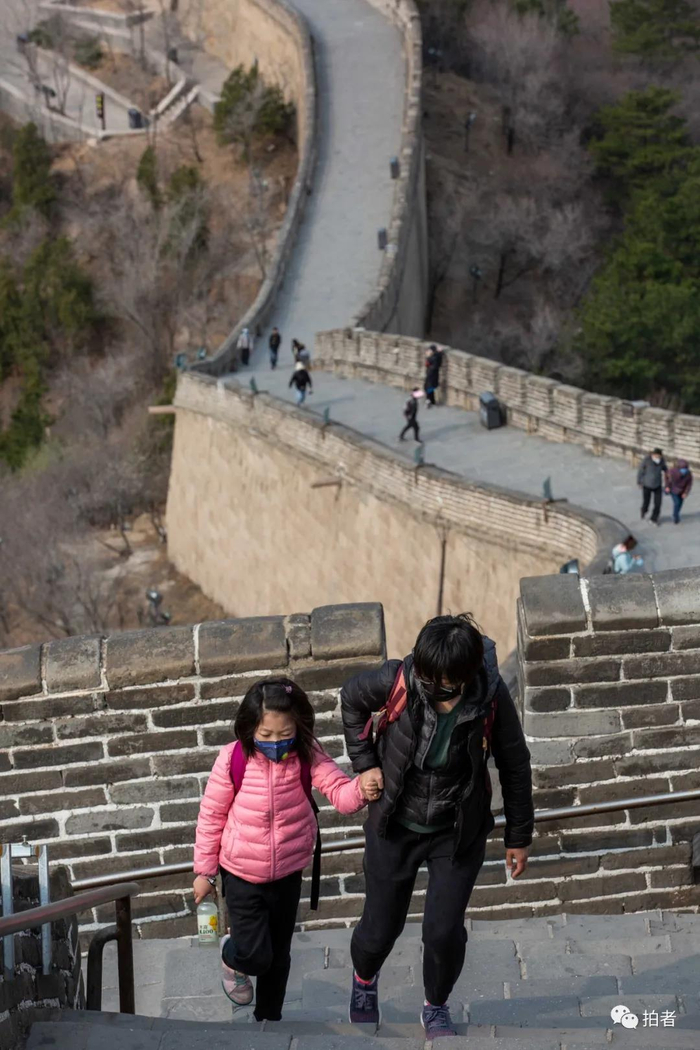 △&nbsp;3月24日，八达岭长城景区，游客佩戴口罩爬长城。摄影/新京报记者李凯祥